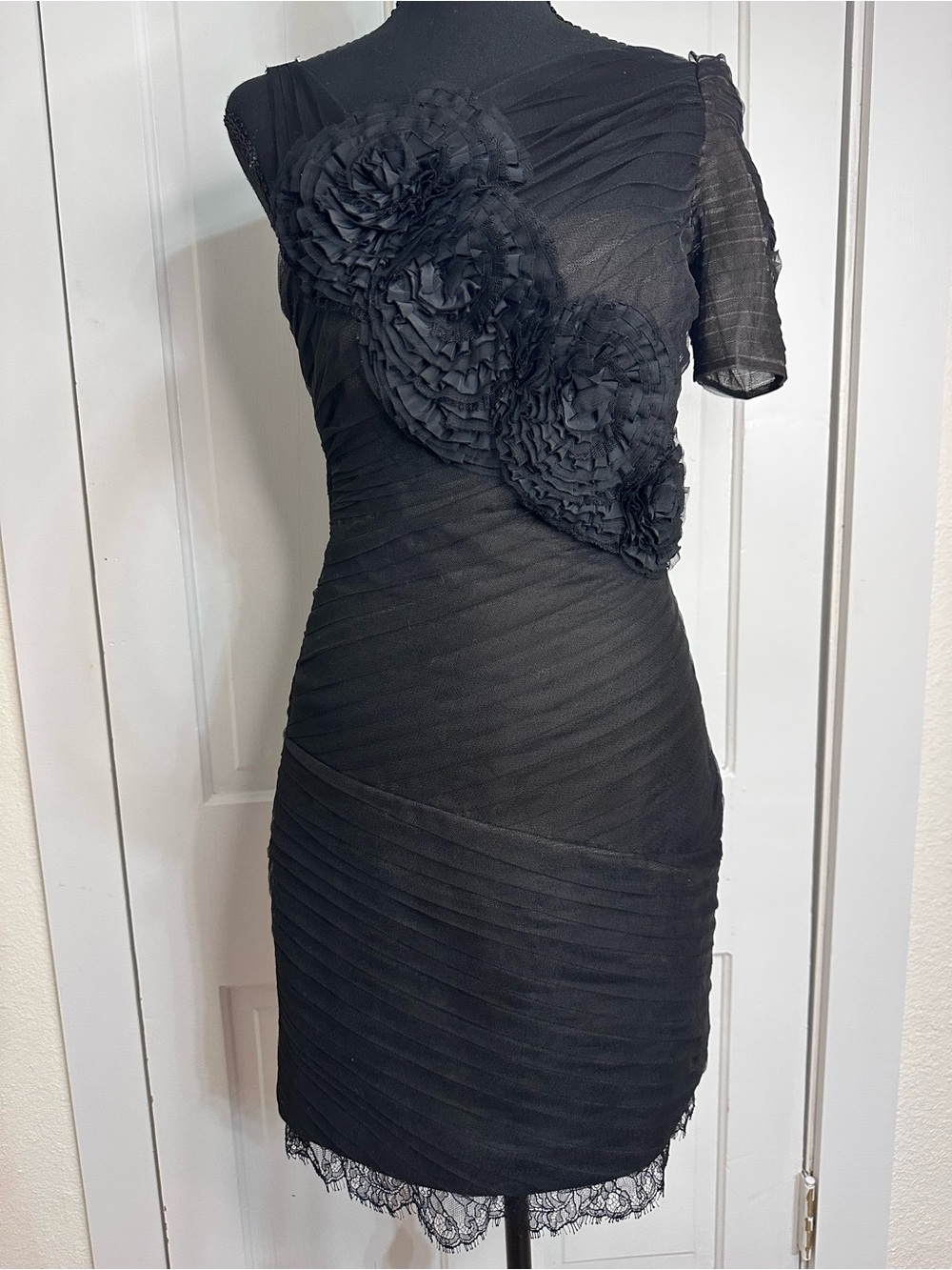 BCBGMaxAzria Black One-Shoulder Floral-Appliqué Sheath Dress